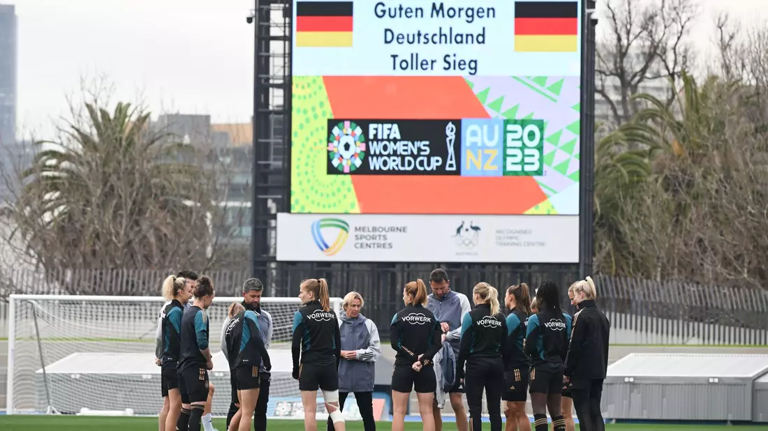Die deutsche Frauen-Nationalmannschaft beim Training nach dem 6:0-Auftaktsieg gegen Marokko. - Bild: Sebastian Christoph Gollnow/dpa