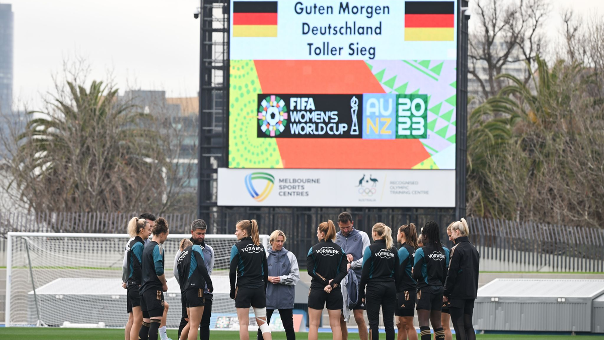 Die deutsche Frauen-Nationalmannschaft beim Training nach dem 6:0-Auftaktsieg gegen Marokko. - Foto: Sebastian Christoph Gollnow/dpa