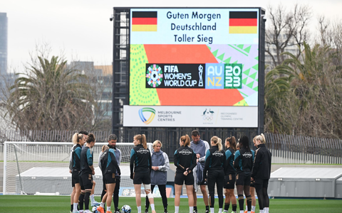 Die deutsche Frauen-Nationalmannschaft beim Training nach dem 6:0-Auftaktsieg gegen Marokko. - Foto: Sebastian Christoph Gollnow/dpa