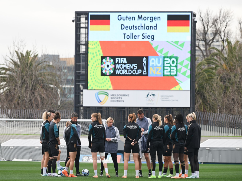 Die deutsche Frauen-Nationalmannschaft beim Training nach dem 6:0-Auftaktsieg gegen Marokko. - Foto: Sebastian Christoph Gollnow/dpa