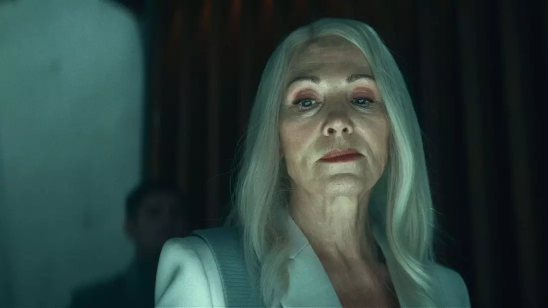 Sophie Theissen (Iris Berben) macht Geschäfte mit Lebensjahren. - Bild: Netflix/dpa