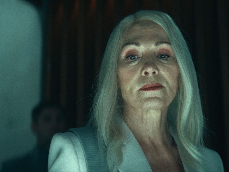 Unternehmerin Sophie Theissen (Iris Berben) hat mit ihrer Firma Aeon ein Verfahren für Lebenszeitspenden entwickelt. - Foto: Netflix/dpa