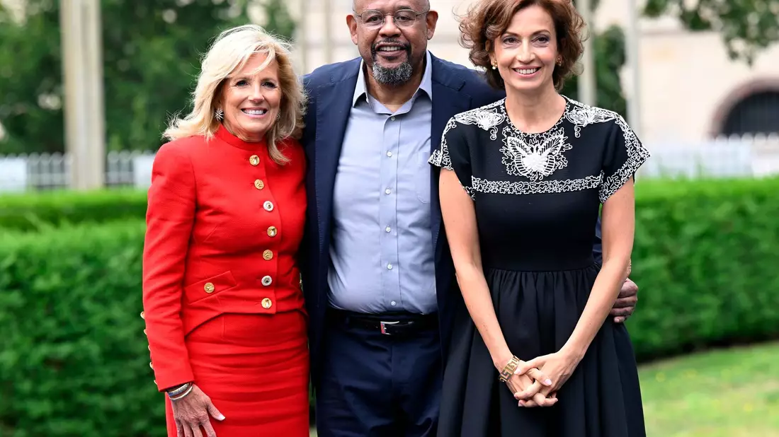 First Lady Jill Biden (l), Schauspieler Forest Whitaker und Unesco-Generaldirektorin Audrey Azoulay in Paris. - Bild: Bertrand Guay/POOL AFP/AP/dpa