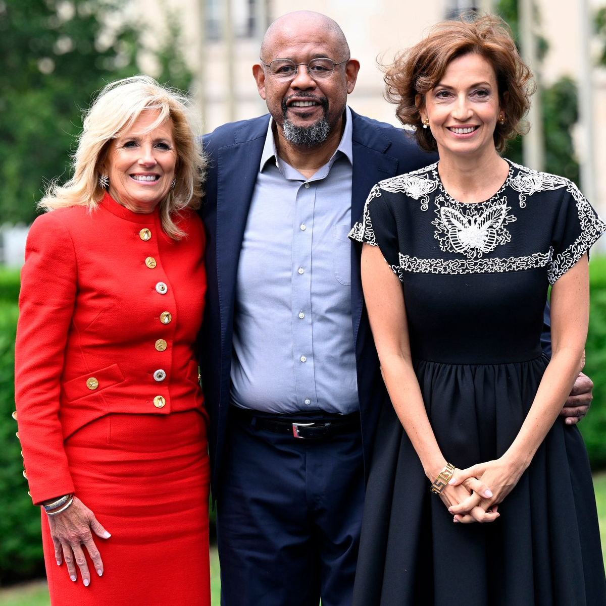 First Lady Jill Biden (l), Schauspieler Forest Whitaker und Unesco-Generaldirektorin Audrey Azoulay in Paris. - Foto: Bertrand Guay/POOL AFP/AP/dpa
