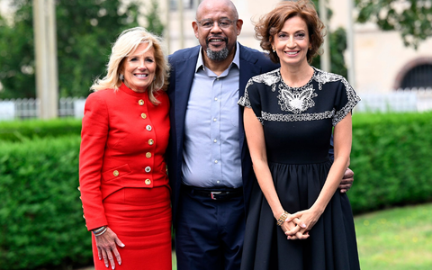 First Lady Jill Biden (l), Schauspieler Forest Whitaker und Unesco-Generaldirektorin Audrey Azoulay in Paris. - Foto: Bertrand Guay/POOL AFP/AP/dpa