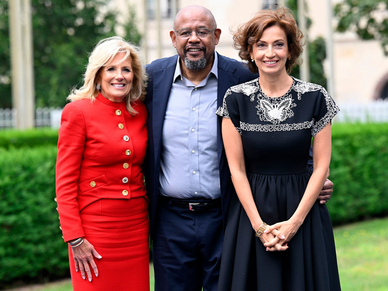 First Lady Jill Biden (l), Schauspieler Forest Whitaker und Unesco-Generaldirektorin Audrey Azoulay in Paris. - Foto: Bertrand Guay/POOL AFP/AP/dpa