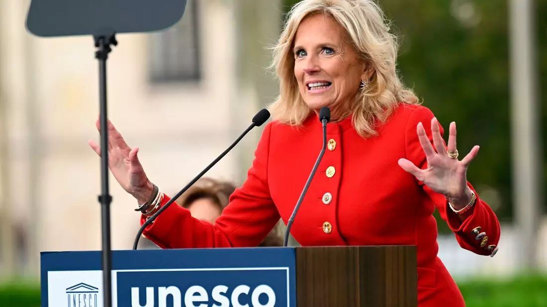First Lady Jill Biden bei einer Zeremonie am Sitz der UNESCO in Paris, - Bild: Bertrand Guay/POOL AFP/AP/dpa
