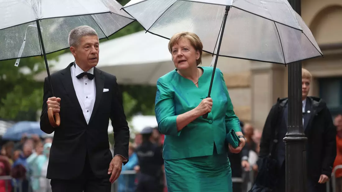 Regen in Bayreuth: Ursula von der Leyen kommt mit ihrem Ehemann Heiko von der Leyen zur Eröffnung der Richard-Wagner-Festspiele. - Bild: Karl-Josef Hildenbrand/dpa