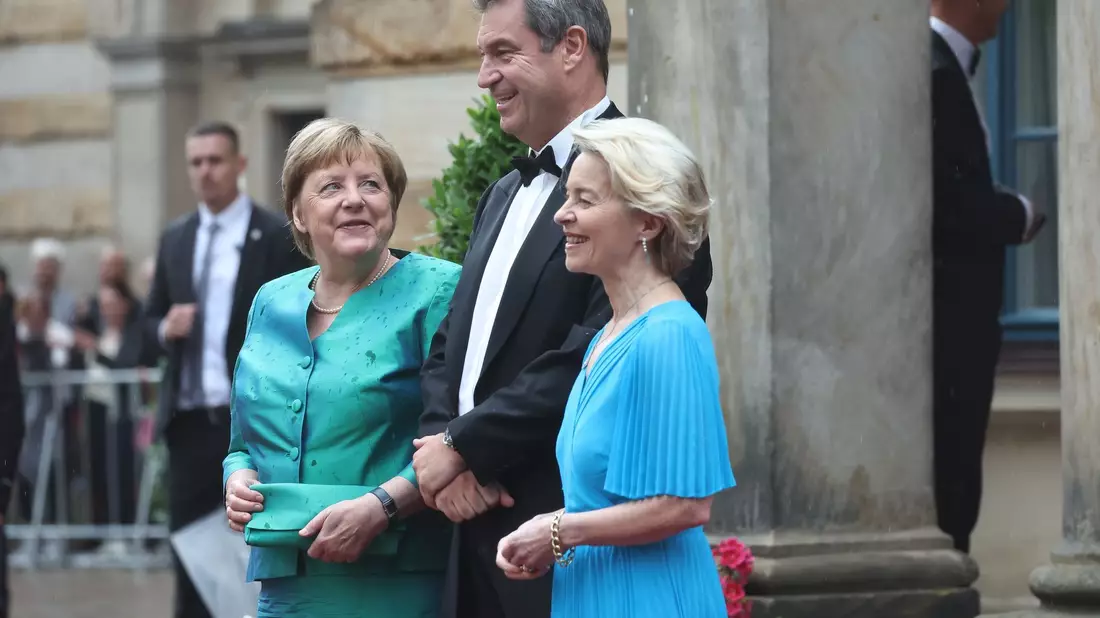 Polit-Prominenz auf dem Grünen Hügel: Ex-Bundeskanzlerin Angela Merkel (l-r), Bayerns Ministerpräsident Markus Söder und EU-Kommissionspräsidentin Ursula von der Leyen. - Bild: Daniel Karmann/dpa