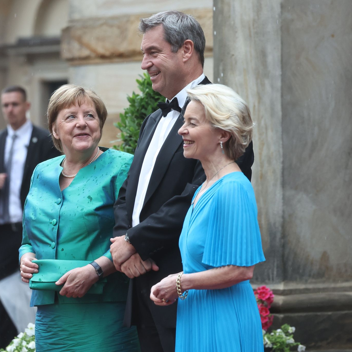 Polit-Prominenz auf dem Grünen Hügel: Ex-Bundeskanzlerin Angela Merkel (l-r), Bayerns Ministerpräsident Markus Söder und EU-Kommissionspräsidentin Ursula von der Leyen. - Foto: Daniel Karmann/dpa