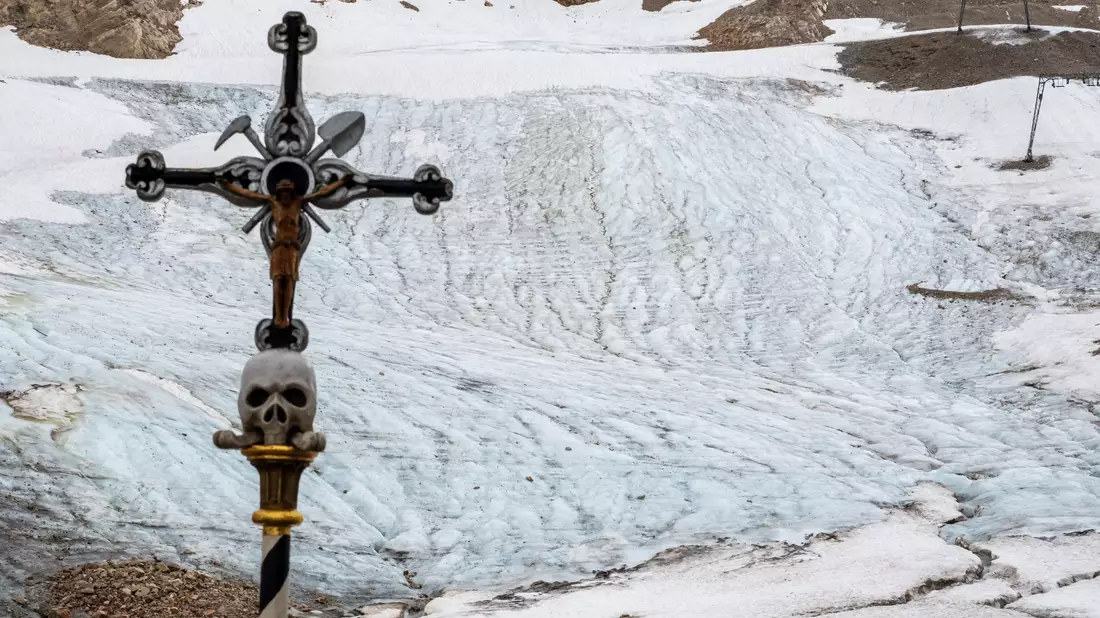 Der Gletscher an der Zugspitze schmilzt dahin - eine Trauerfeier soll auf die Folgen der Klimakrise aufmerksam machen. - Bild: Peter Kneffel/dpa