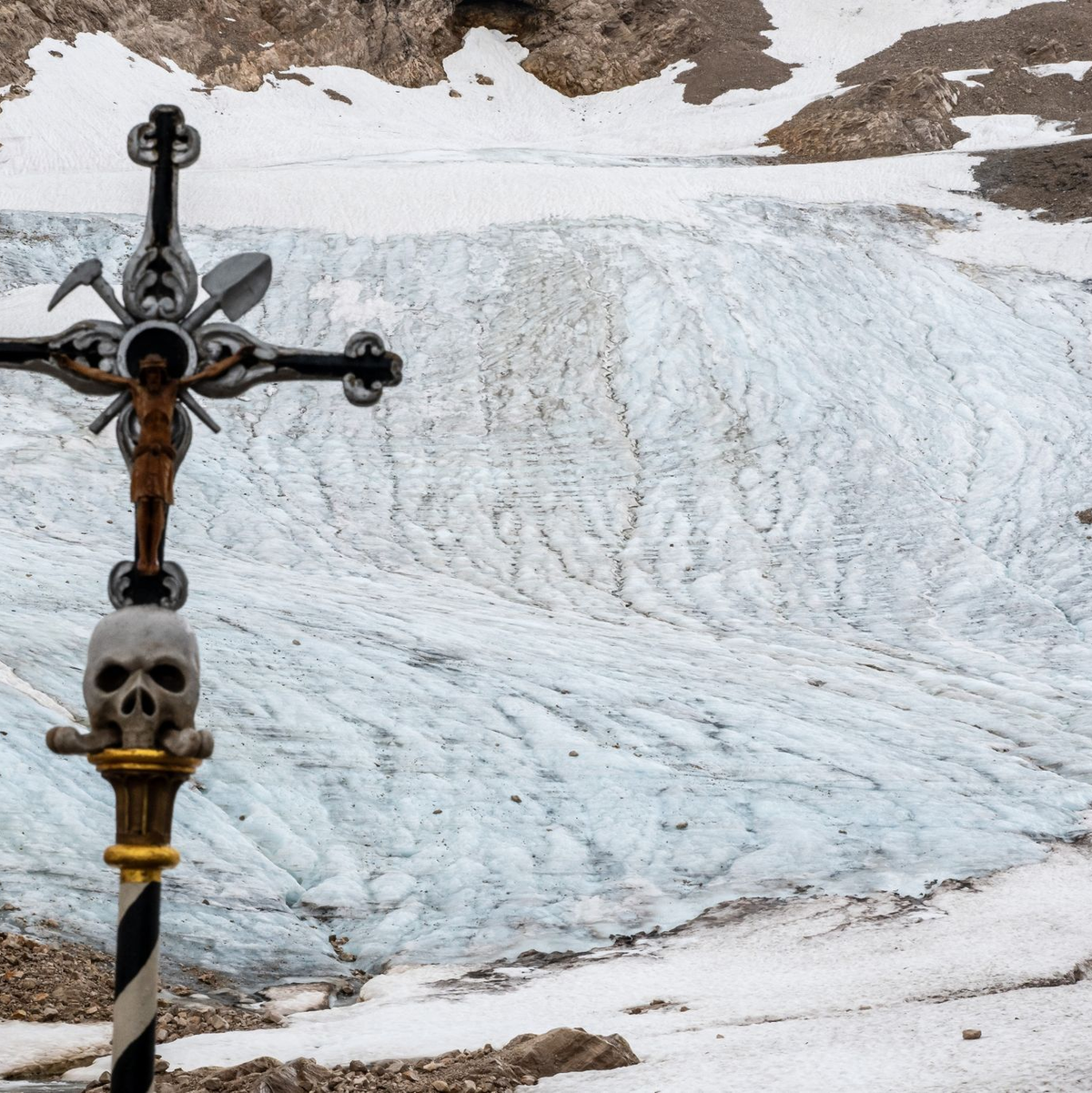 Der Gletscher an der Zugspitze schmilzt dahin - eine Trauerfeier soll auf die Folgen der Klimakrise aufmerksam machen. - Foto: Peter Kneffel/dpa