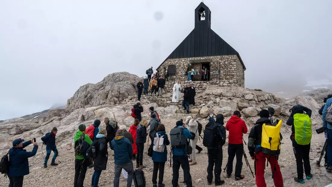 Die Kapelle Mariä Heimsuchung auf 2600 Metern Höhe ist Deutschlands höchstgelegene Kirche. - Bild: Peter Kneffel/dpa