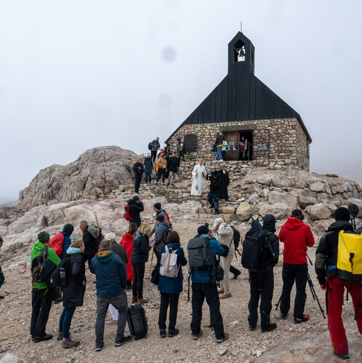 Die Kapelle Mariä Heimsuchung auf 2600 Metern Höhe ist Deutschlands höchstgelegene Kirche. - Foto: Peter Kneffel/dpa