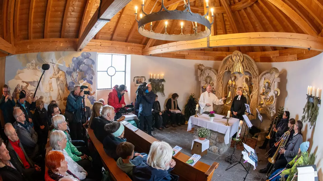 Den Klimawandel müssten die Menschen selbst angehen, findet Pastoralreferent Florian Hammerl (l). - Bild: Peter Kneffel/dpa