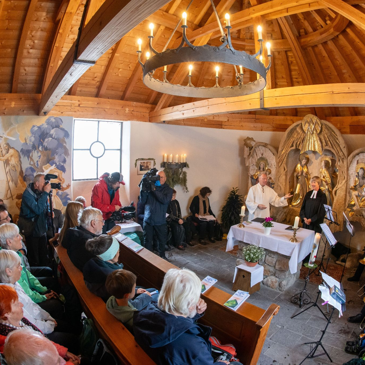 Den Klimawandel müssten die Menschen selbst angehen, findet Pastoralreferent Florian Hammerl (l). - Foto: Peter Kneffel/dpa