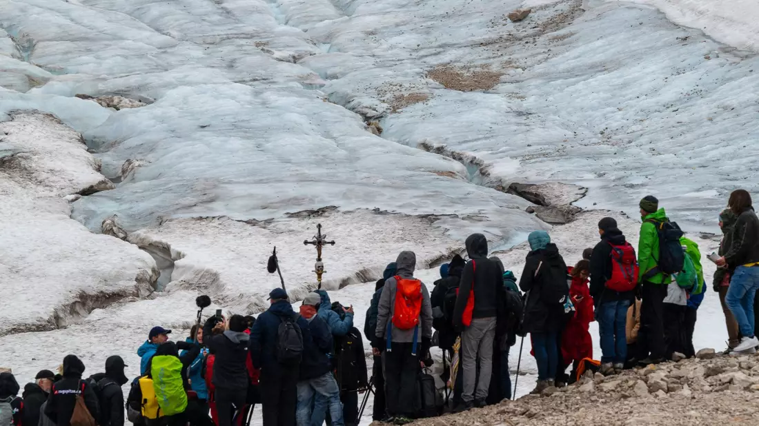 Der Nördliche Schneeferner unweit der Kapelle wird Wissenschaftlern zufolge wohl ab 2030 den Status als Gletscher verlieren. - Bild: Peter Kneffel/dpa