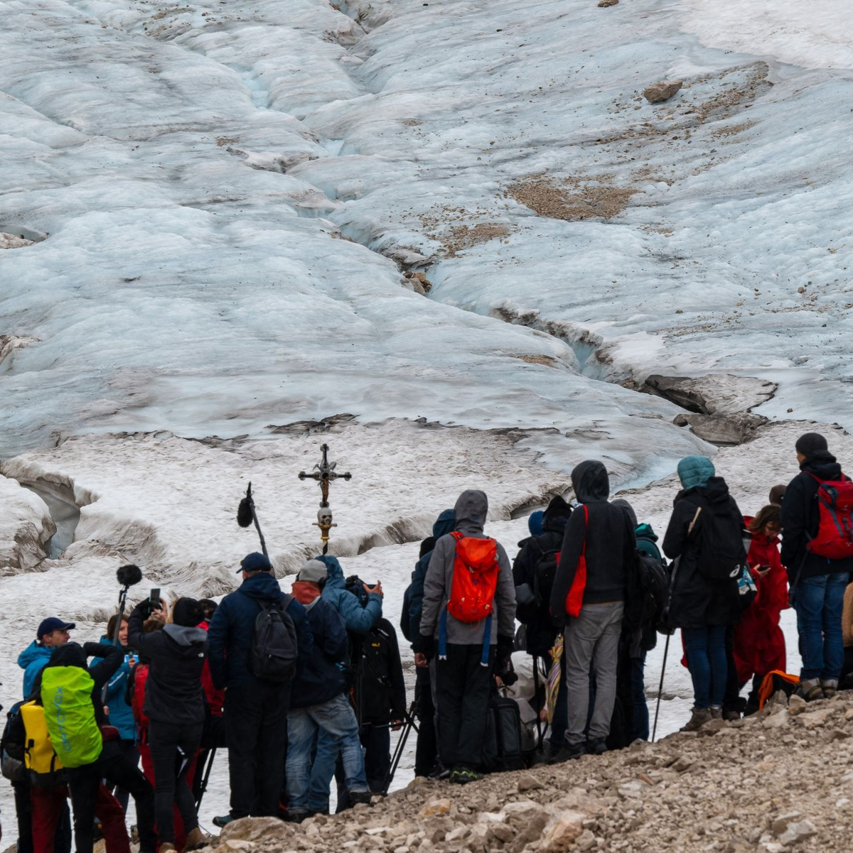 Der Nördliche Schneeferner unweit der Kapelle wird Wissenschaftlern zufolge wohl ab 2030 den Status als Gletscher verlieren. - Foto: Peter Kneffel/dpa