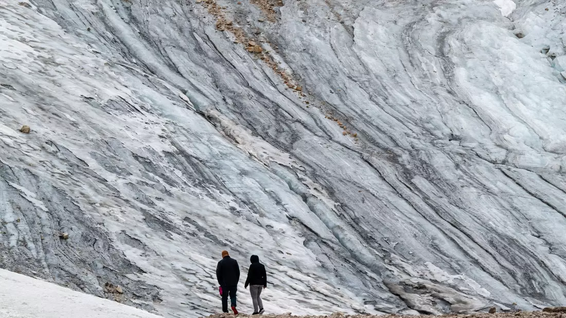 Wie lange Touristen wohl noch die Reste des Gletschers auf der Zugspitze betrachten können? - Bild: Peter Kneffel/dpa