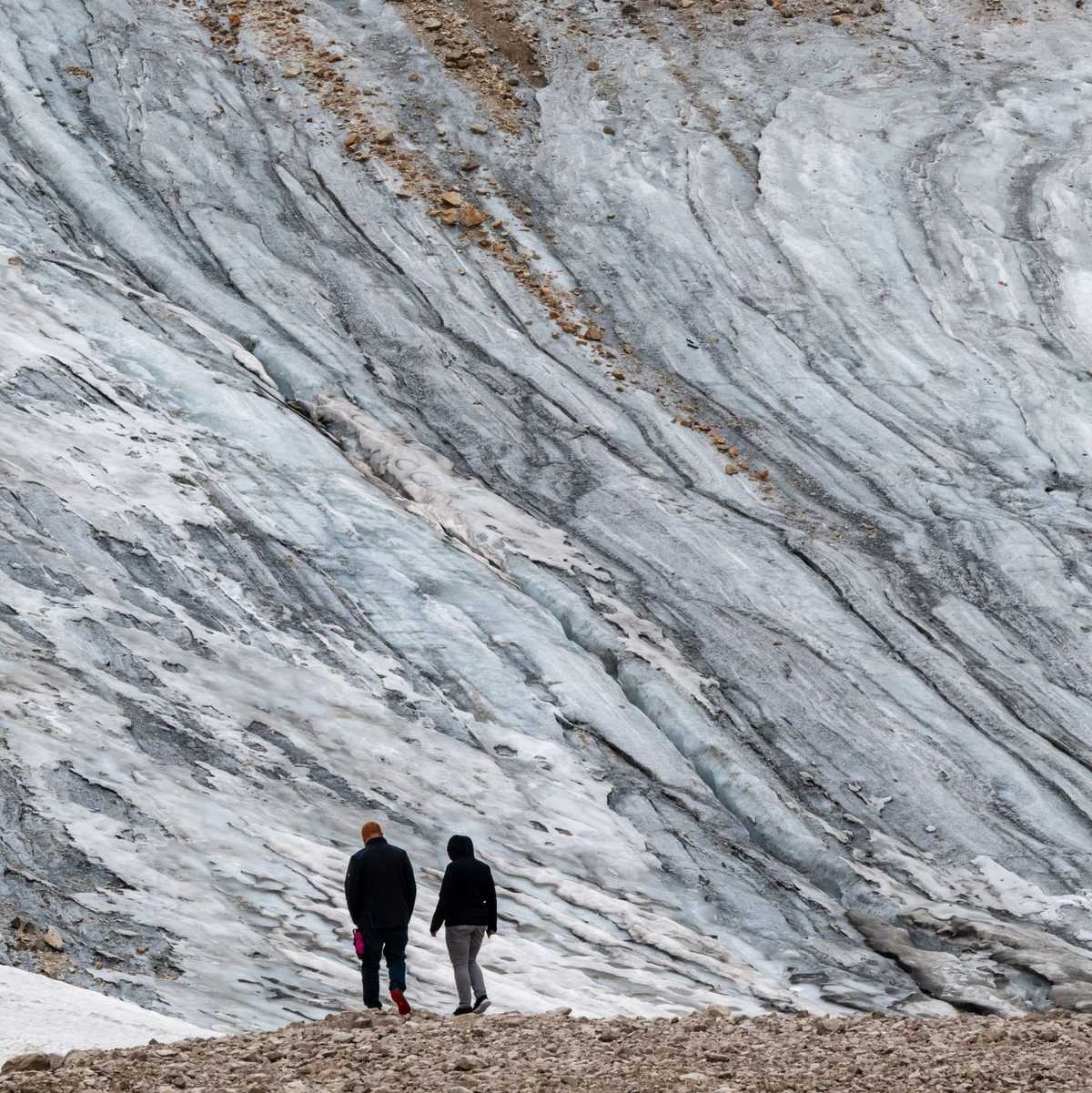 Wie lange Touristen wohl noch die Reste des Gletschers auf der Zugspitze betrachten können? - Foto: Peter Kneffel/dpa