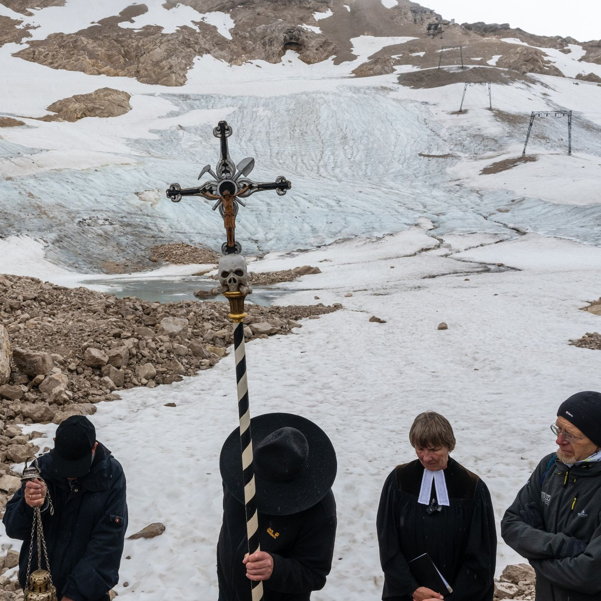 Nach dem Gottesdienst zog eine Prozession bei Wind und Nebel zum Gletscher. - Foto: Peter Kneffel/dpa