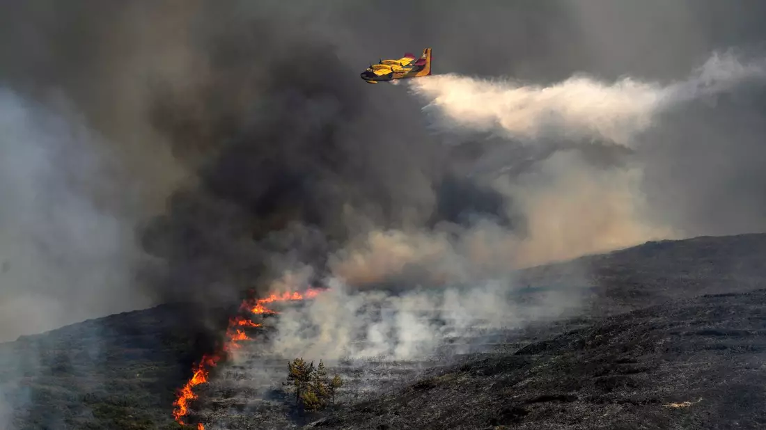 Löschflugzeug im Einsatz gegen die Flammen in Griechenland (Symbolbild). - Bild: Petros Giannakouris/AP/dpa