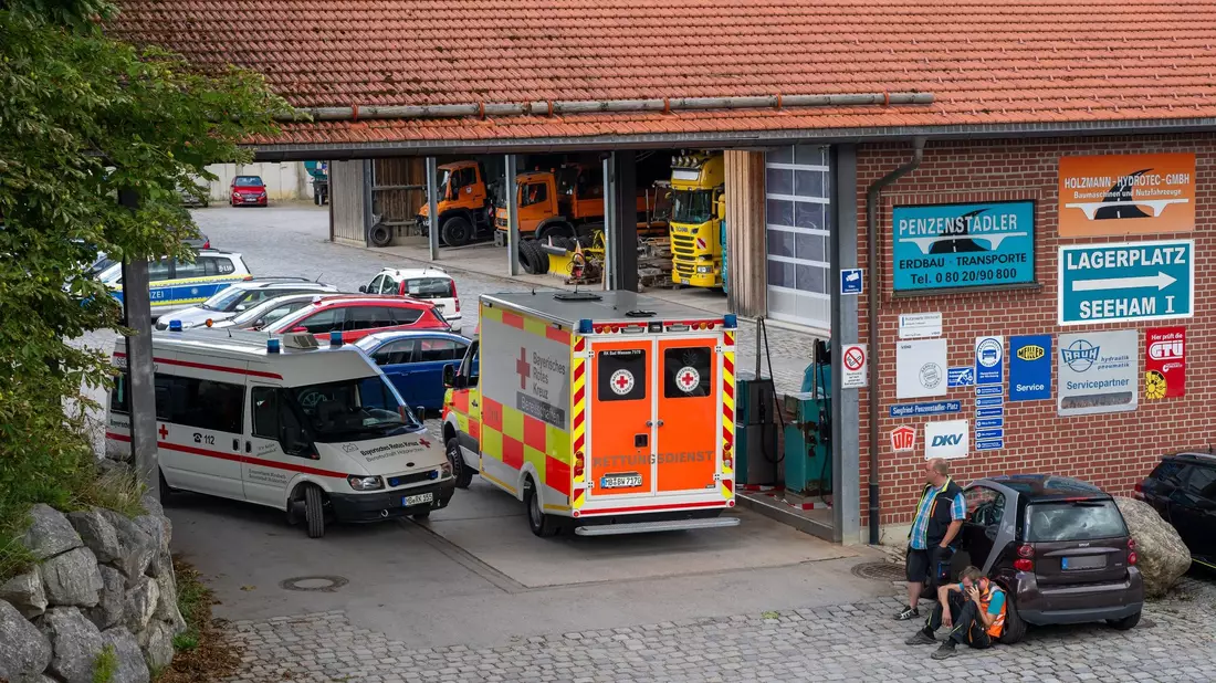 Bei einem Arbeitsunfall in einer Entsorgungsfirma in Oberbayern sind drei Männer in einem Kanalsystem ertrunken. - Bild: Peter Kneffel/dpa
