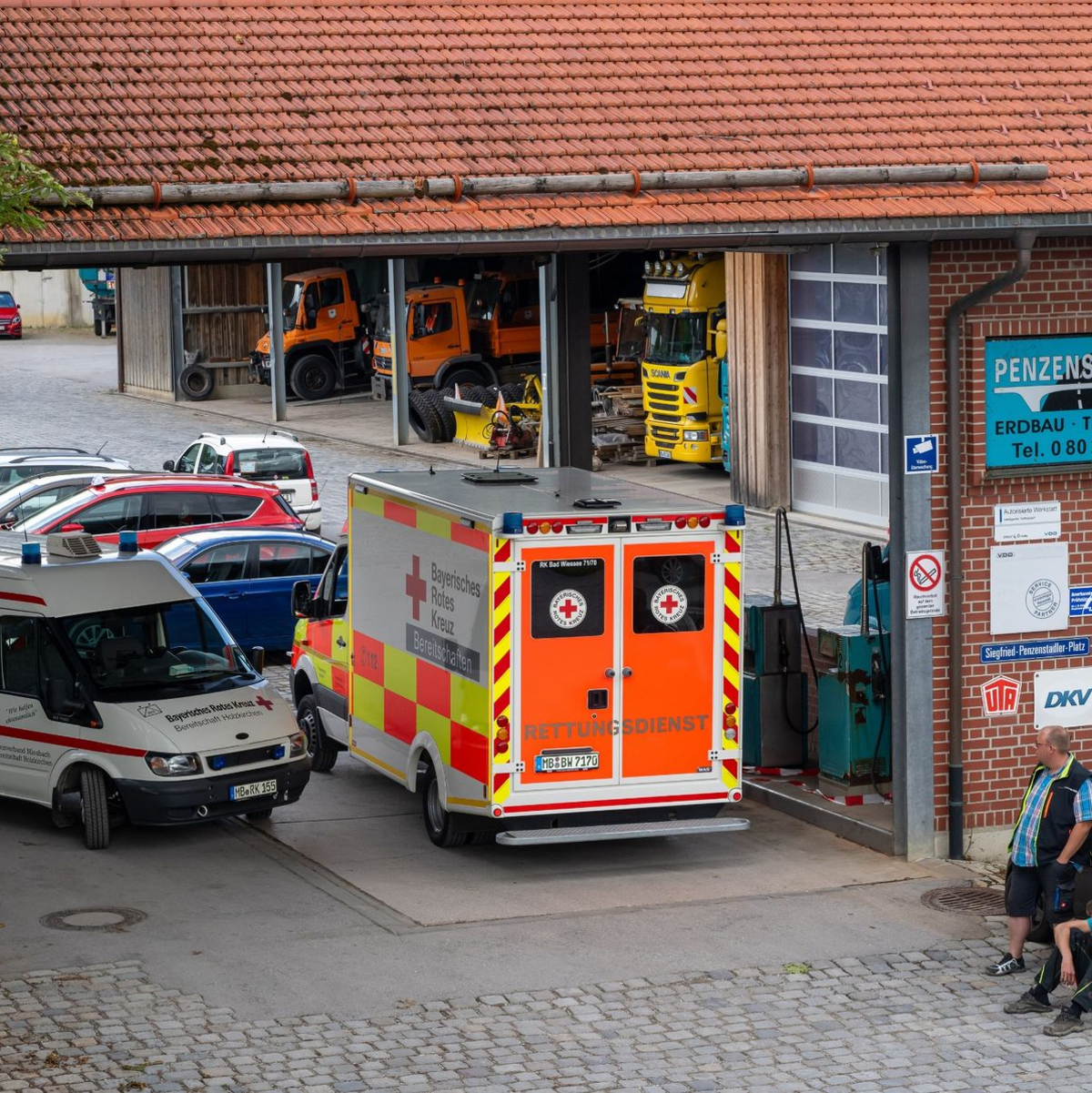 Bei einem Arbeitsunfall in einer Entsorgungsfirma in Oberbayern sind drei Männer in einem Kanalsystem ertrunken. - Foto: Peter Kneffel/dpa