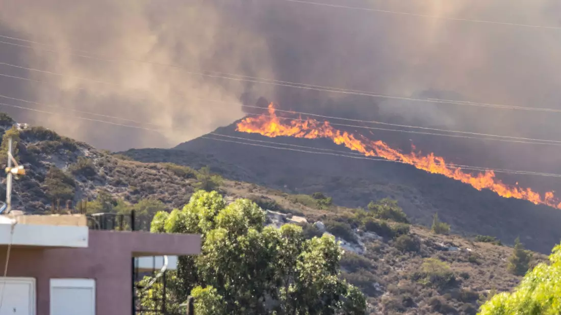 Waldbrand Nahe der Ortschaft Gennadi auf Rhodos. In Griechenland toben Waldbrände in zahlreichen Regionen. - Bild: Christoph Reichwein/dpa