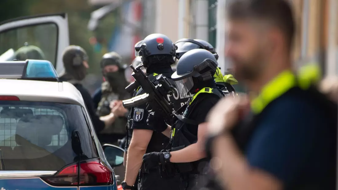 Bewaffnete Polizeikräfte unweit des Einsatzortes in Berlin-Spandau. - Bild: Paul Zinken/dpa