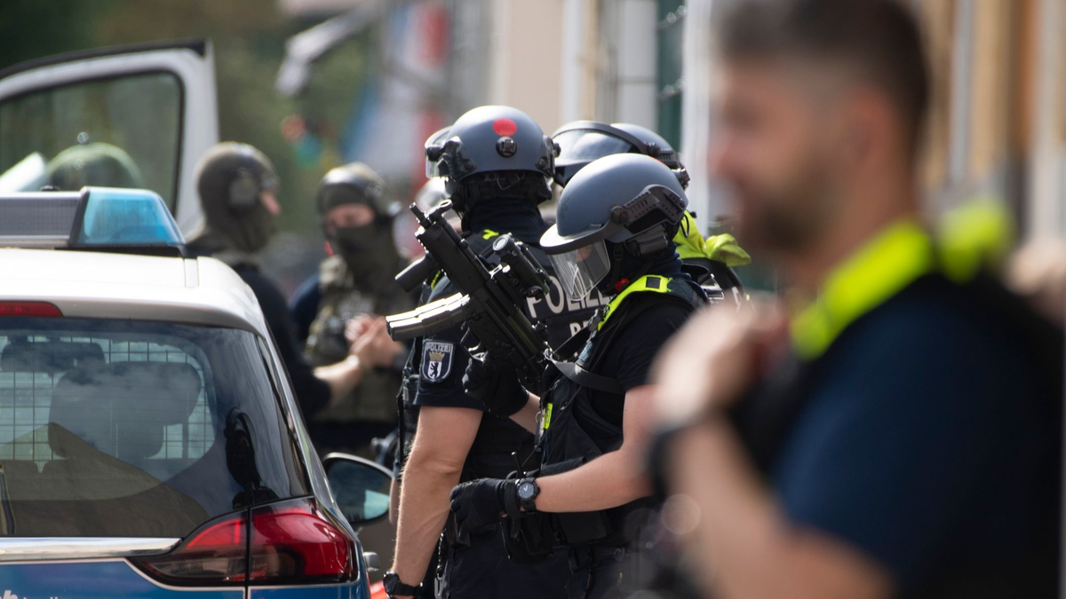 Bewaffnete Polizeikräfte unweit des Einsatzortes in Berlin-Spandau. - Foto: Paul Zinken/dpa