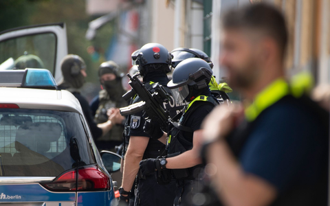 Bewaffnete Polizeikräfte unweit des Einsatzortes in Berlin-Spandau. - Foto: Paul Zinken/dpa