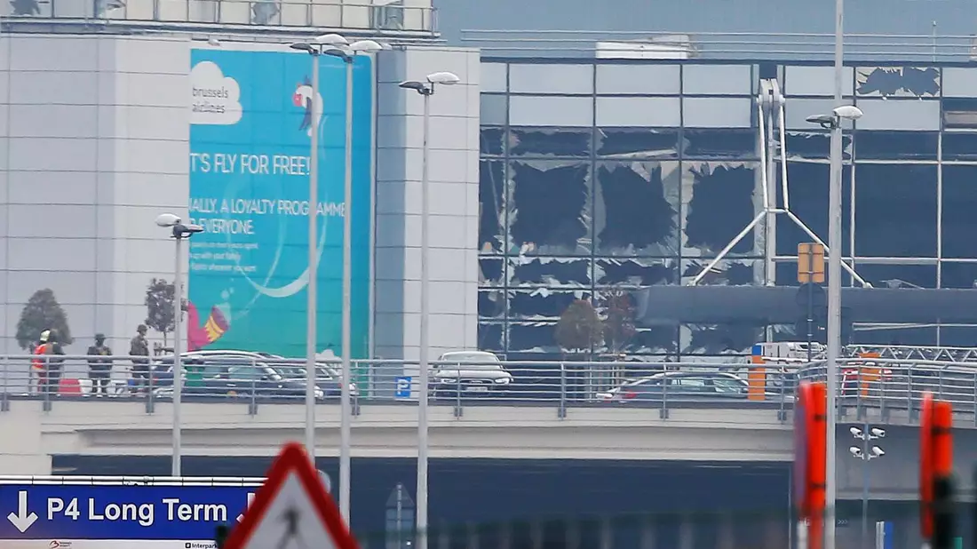 Passagiere und Flughafen-Mitarbeiter werden am 22.03.2016 nach einem Anschlag auf den Flughafen von Brüssel evakuiert. Im Mammutprozess gibt es ein Urteil. - Bild: Olivier Hoslet/EPA/dpa