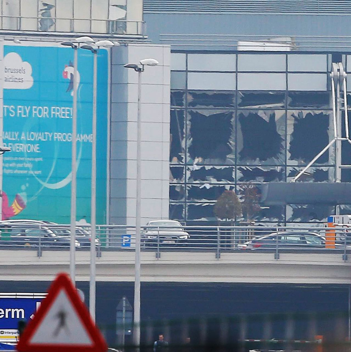 Passagiere und Flughafen-Mitarbeiter werden am 22.03.2016 nach einem Anschlag auf den Flughafen von Brüssel evakuiert. Im Mammutprozess gibt es ein Urteil. - Foto: Olivier Hoslet/EPA/dpa
