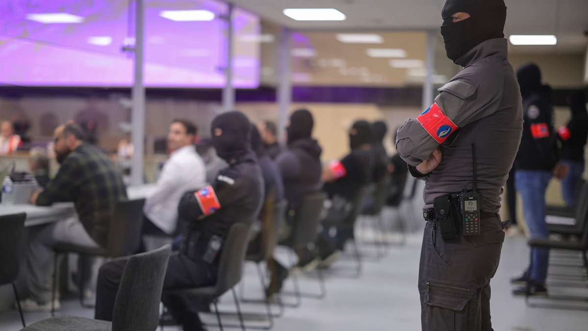 Sicherheitsbeamte im Gerichtssaal. Im Prozess um die islamistischen Anschläge 2016 in Brüssel haben die Geschworenen mehrere der zehn Angeklagten des terroristischen Mordes schuldig gesprochen. - Foto: Olivier Matthys/Pool EPA/AP/dpa