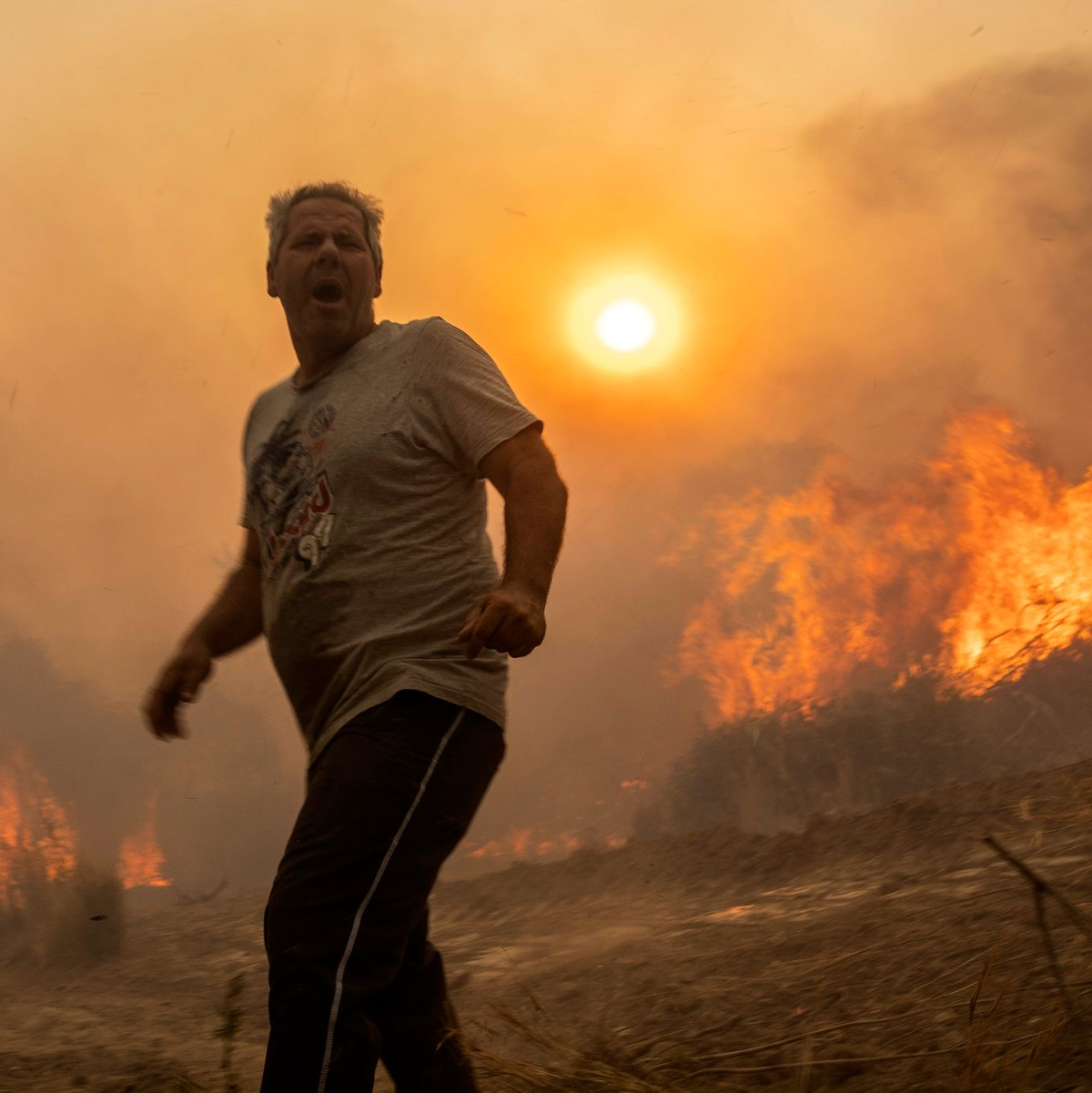Die Waldbrände auf Rhodos wüten weiter - für das Dorf Gennadi scheint es keine Rettung mehr zu geben. - Foto: Petros Giannakouris/AP/dpa