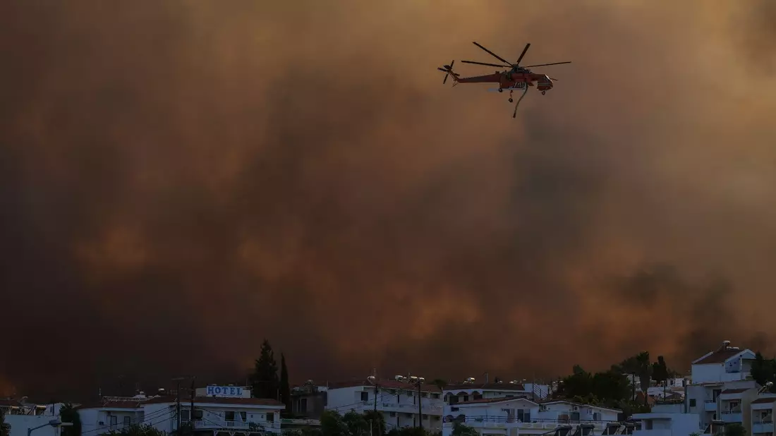 Freiwillige Helfer und Dorfbewohner haben das Dorf Gennadi im Südosten von Rhodos bis auf Weiteres aufgegeben. - Bild: Petros Giannakouris/AP/dpa