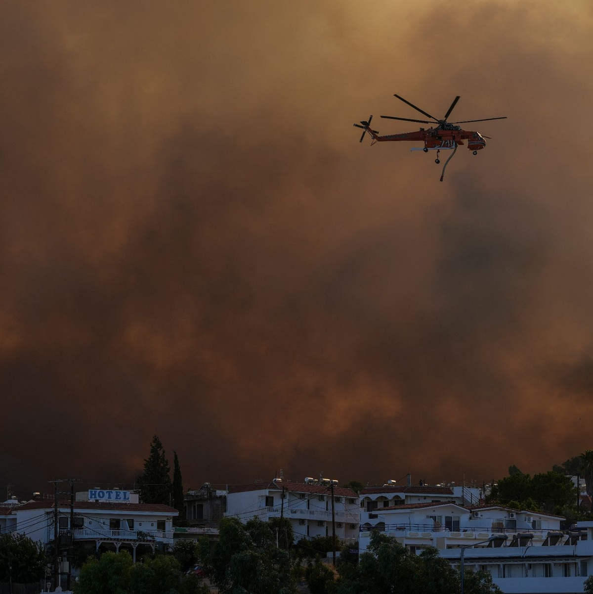 Freiwillige Helfer und Dorfbewohner haben das Dorf Gennadi im Südosten von Rhodos bis auf Weiteres aufgegeben. - Foto: Petros Giannakouris/AP/dpa