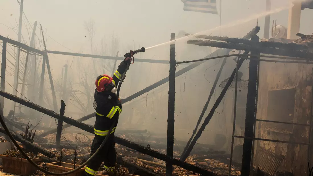 Ein Feuerwehrmann versucht in Gennadi, einen Brand zu löschen. - Bild: Socrates Baltagiannis/dpa