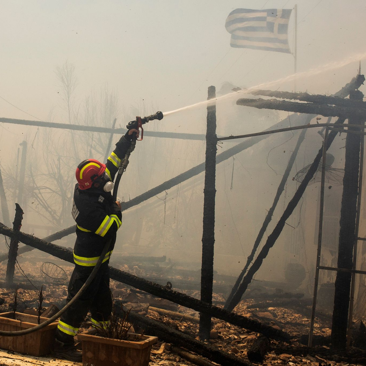 Ein Feuerwehrmann versucht in Gennadi, einen Brand zu löschen. - Foto: Socrates Baltagiannis/dpa