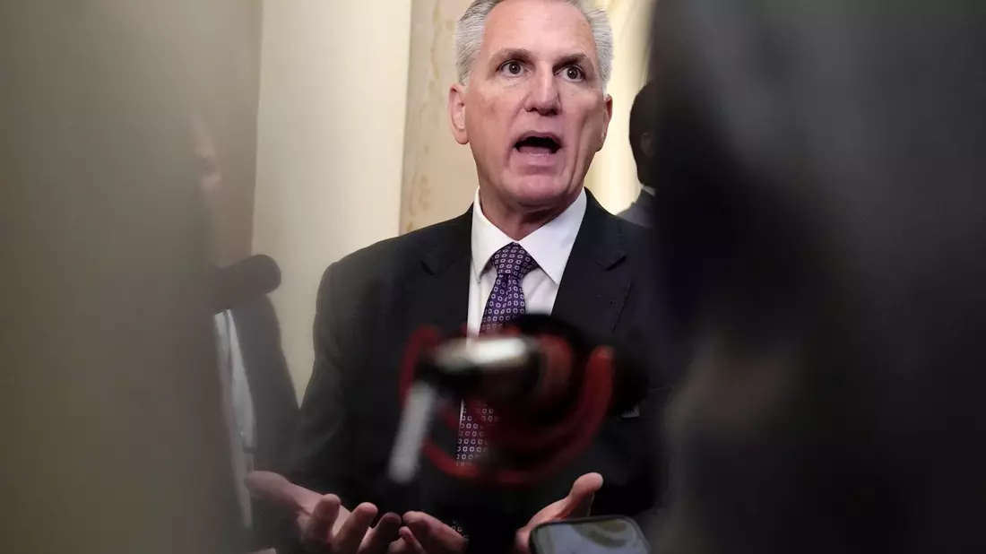Der Republikaner Kevin McCarthy wurde erst nach 15 Wahlgängen auf den wichtigsten Posten im Repräsentantenhaus gehievt. - Bild: Mariam Zuhaib/AP/dpa