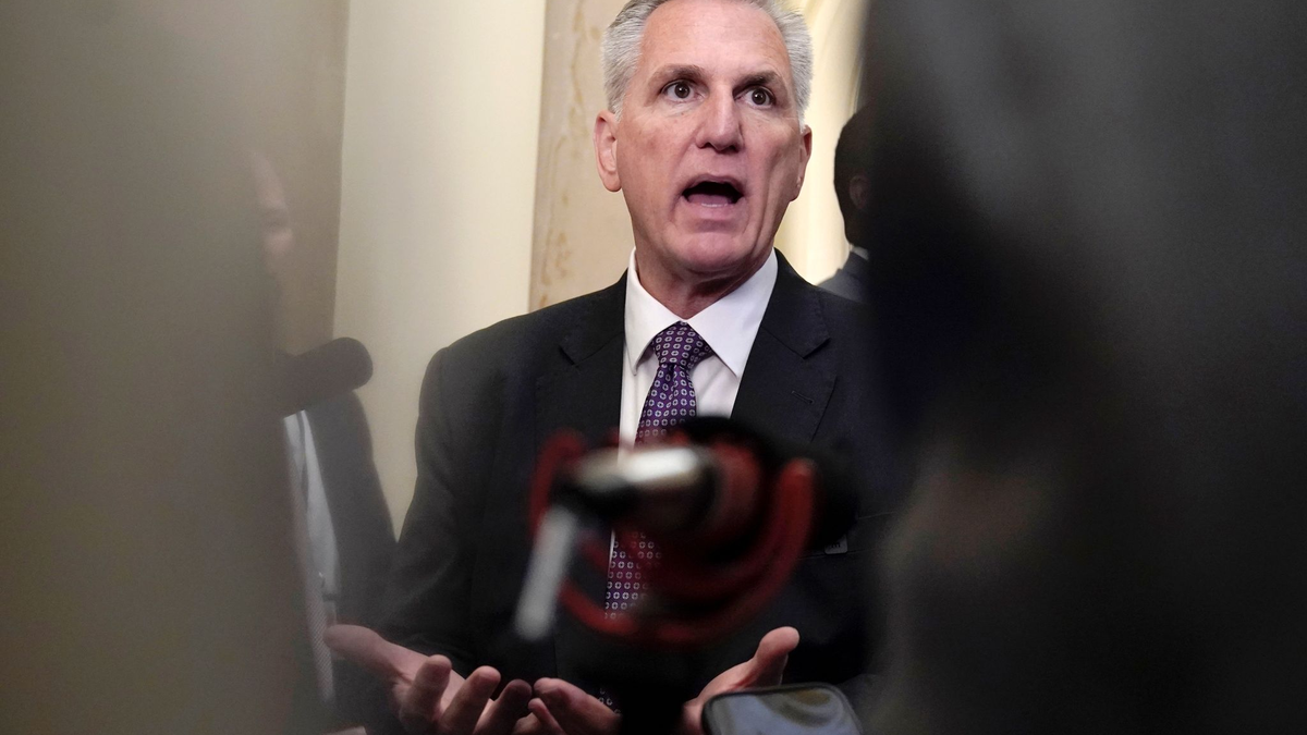Der Republikaner Kevin McCarthy wurde erst nach 15 Wahlgängen auf den wichtigsten Posten im Repräsentantenhaus gehievt. - Foto: Mariam Zuhaib/AP/dpa