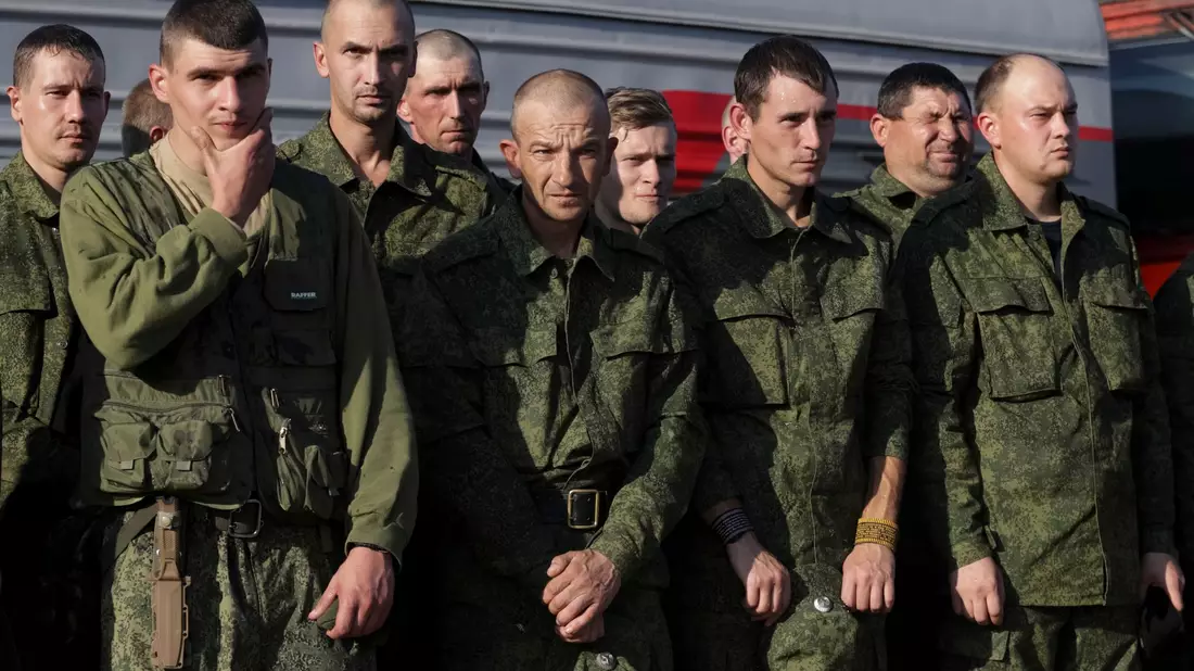 Russische Rekruten an einem Bahnhof in der russischen Region Wolgograd. Wehrpflichtige Russen dürfen das Land nach der Zustellung des Einberufungsbescheids nicht mehr verlassen. - Bild: -/AP/dpa