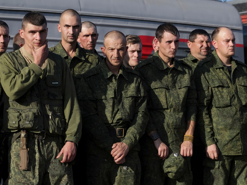 Russische Rekruten an einem Bahnhof in der russischen Region Wolgograd. Wehrpflichtige Russen dürfen das Land nach der Zustellung des Einberufungsbescheids nicht mehr verlassen. - Foto: -/AP/dpa