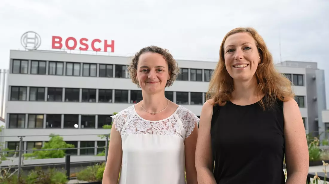 Die Bosch-Führungskräfte Ina Skultety (l) und Isabell Kormos (r) auf der Dachterrasse eines Firmengebäudes in Stuttgart. - Bild: Bernd Weißbrod/dpa