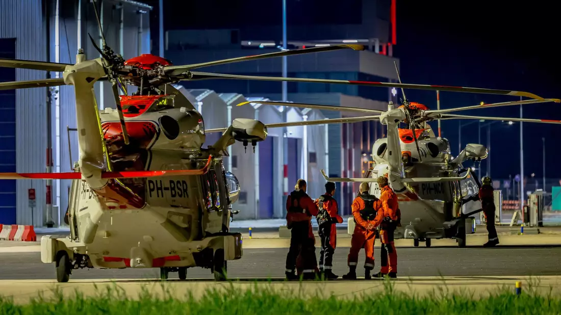 Zwei Hubschrauber der Küstenwache, die an der Rettungsaktion auf dem Schiff «Fremantle Highway» beteiligt sind, am Flughafen Den Haag. - Bild: Marco Van Der Caaij/ANP/dpa