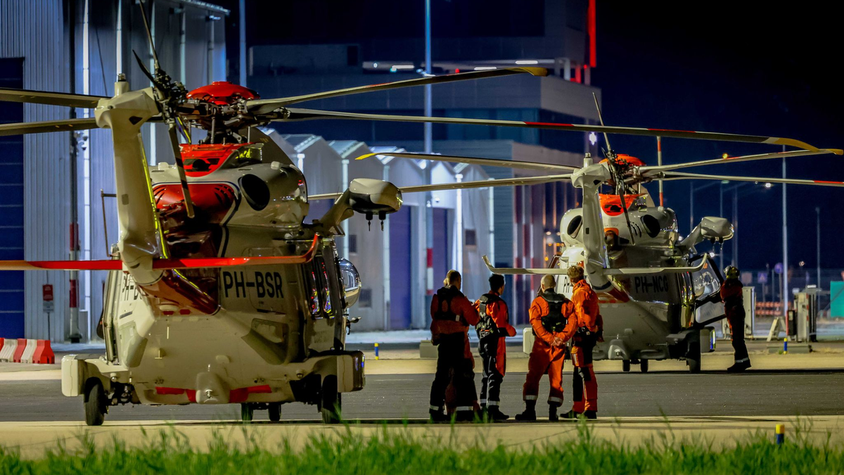Zwei Hubschrauber der Küstenwache, die an der Rettungsaktion auf dem Schiff «Fremantle Highway» beteiligt sind, am Flughafen Den Haag. - Foto: Marco Van Der Caaij/ANP/dpa