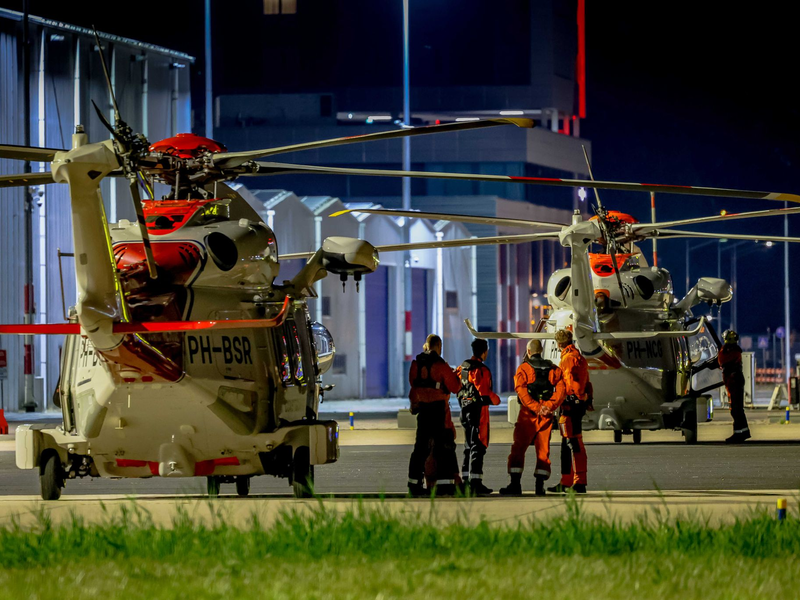 Zwei Hubschrauber der Küstenwache, die an der Rettungsaktion auf dem Schiff «Fremantle Highway» beteiligt sind, am Flughafen Den Haag. - Foto: Marco Van Der Caaij/ANP/dpa
