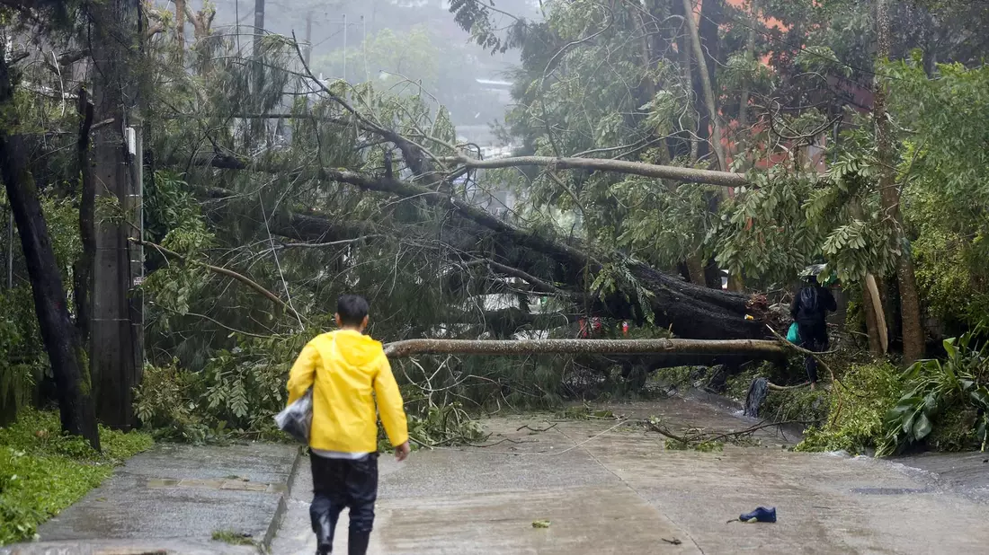Ein Polizist inspiziert einen durch den Taifun «Doksuri» verursachten Erdrutsch in einem Wohngebiet in Baguio City. - Bild: Uncredited/AP