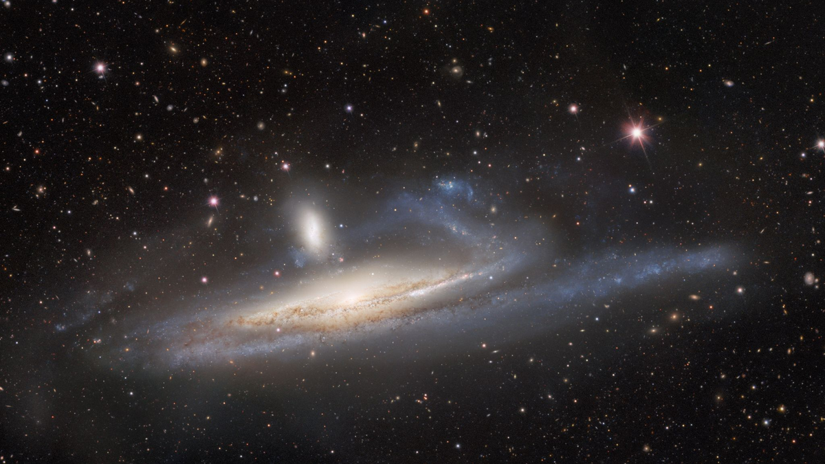 Die Zwerggalaxie «NGC 1531» und die große Spiralgalaxie «NGC 1532» kurz vor der Verschmelzung. - Foto: CTIO/NOIRLab/DOE/NSF/AURA/dpa